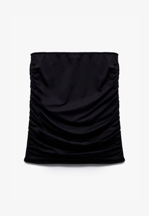 Minifalda negra de tela fruncida con lados recogidos y dobladillo recto sobre un fondo blanco liso.