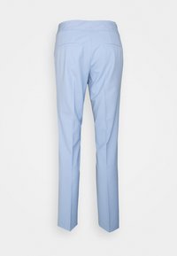 Pantalons bleu ciel avec une texture lisse, design à jambe droite et deux poches arrière. Présente une ceinture et des détails de couture minimalistes.