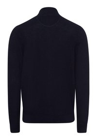 Navyblauer Strickpullover mit hohem Kragen, langen Ärmeln und gerippten Bündchen und Saum. Der Stoff wirkt weich mit einer glatten Textur.