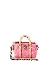 Borsa a tracolla rosa con materiale testurizzato, manici in pelle crema, accessori in ottone e tracolla a catena. Presenta un emblema decorativo sulla parte anteriore.