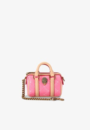 Roze handtas van gestructureerd materiaal, met crèmekleurige leren handvatten, messing hardware en een kettingriem. Heeft een decoratief embleem aan de voorkant.