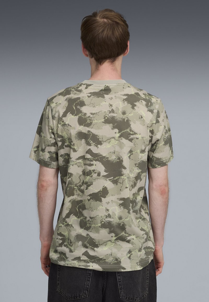 Puma CAMO BEDRUCKTES - Triko s potiskem - pebble gray