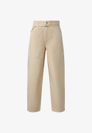 Pantalon beige taille haute à jambes droites avec passants de ceinture, poches latérales, bouton frontal et détail de boucle métallique sur la ceinture.