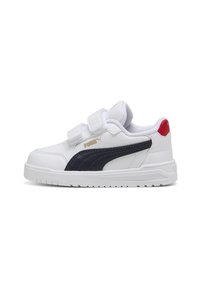 Hvide sneakers med marineblå detaljer, der har to velcro-stropper, en polstret krave og en struktureret gummisål. Guld-logo på siden.