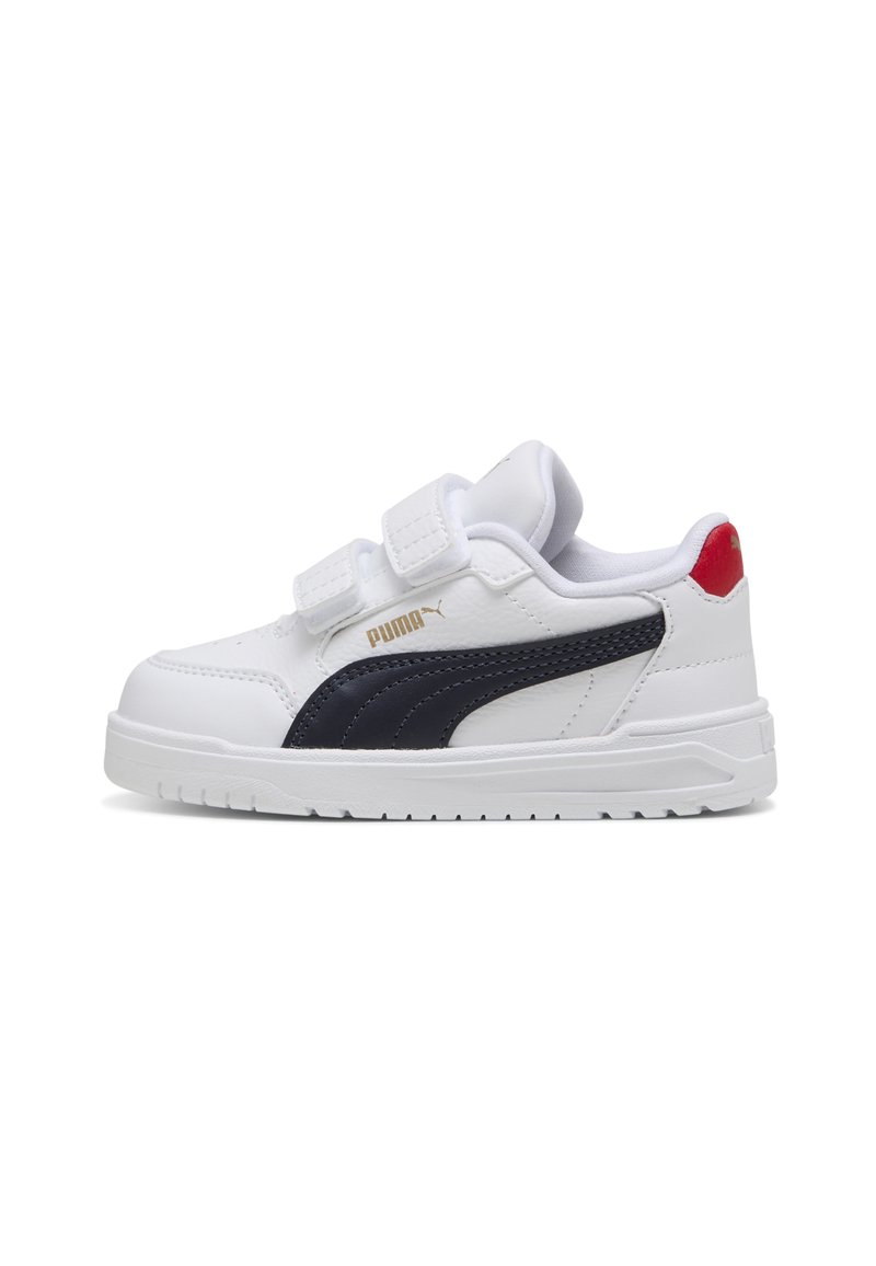 Hvide sneakers med marineblå detaljer, der har to velcro-stropper, en polstret krave og en struktureret gummisål. Guld-logo på siden.