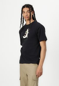 New Balance BEARDED RUNNER UNISEX - Apdrukāts T-krekls - black