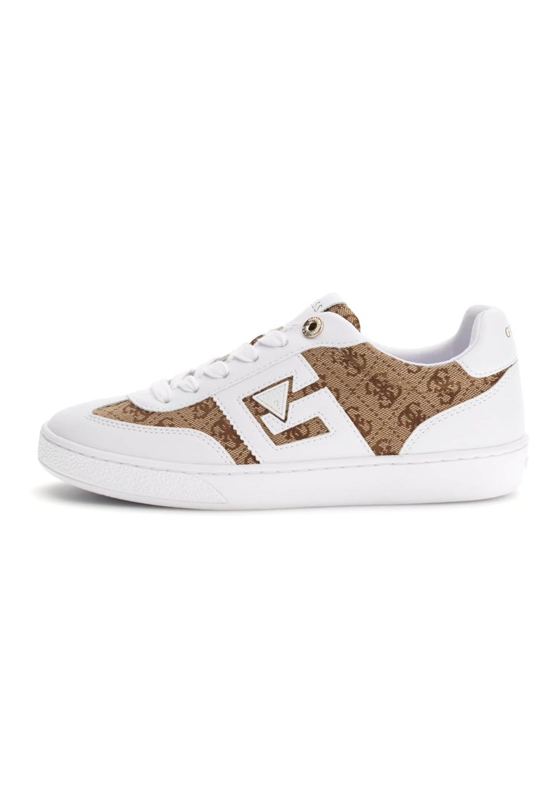 Sneakers bianchi con una tomaia in tela a fantasia marrone. Presentano un logo prominente in beige e una suola in gomma bianca con accentuazioni testurizzate.