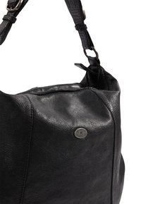 Svart axelremsväska i läder med texturerad yta, avtagbar rem och metallisk logotypplatta. Har en enkel, strukturerad form.