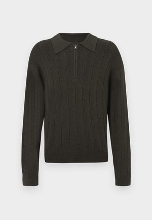 Ciemnozielony sweter z dzianiny o pionowym prążkowanym wzorze, z długimi rękawami, kołnierzykiem polo oraz rozpięciem na zamek błyskawiczny z przodu do połowy.