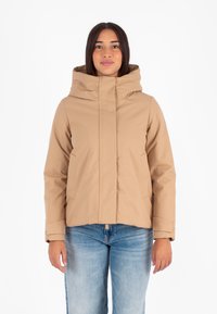 Beige waterdichte jas met een hoge kraag, ritssluiting, zijzakken en een relaxte pasvorm. Gladde textuur en verstelbare manchetten.