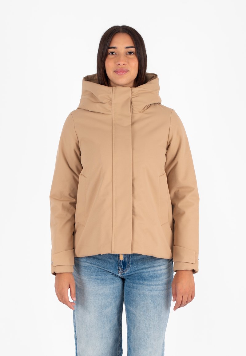 Beige waterdichte jas met een hoge kraag, ritssluiting, zijzakken en een relaxte pasvorm. Gladde textuur en verstelbare manchetten.