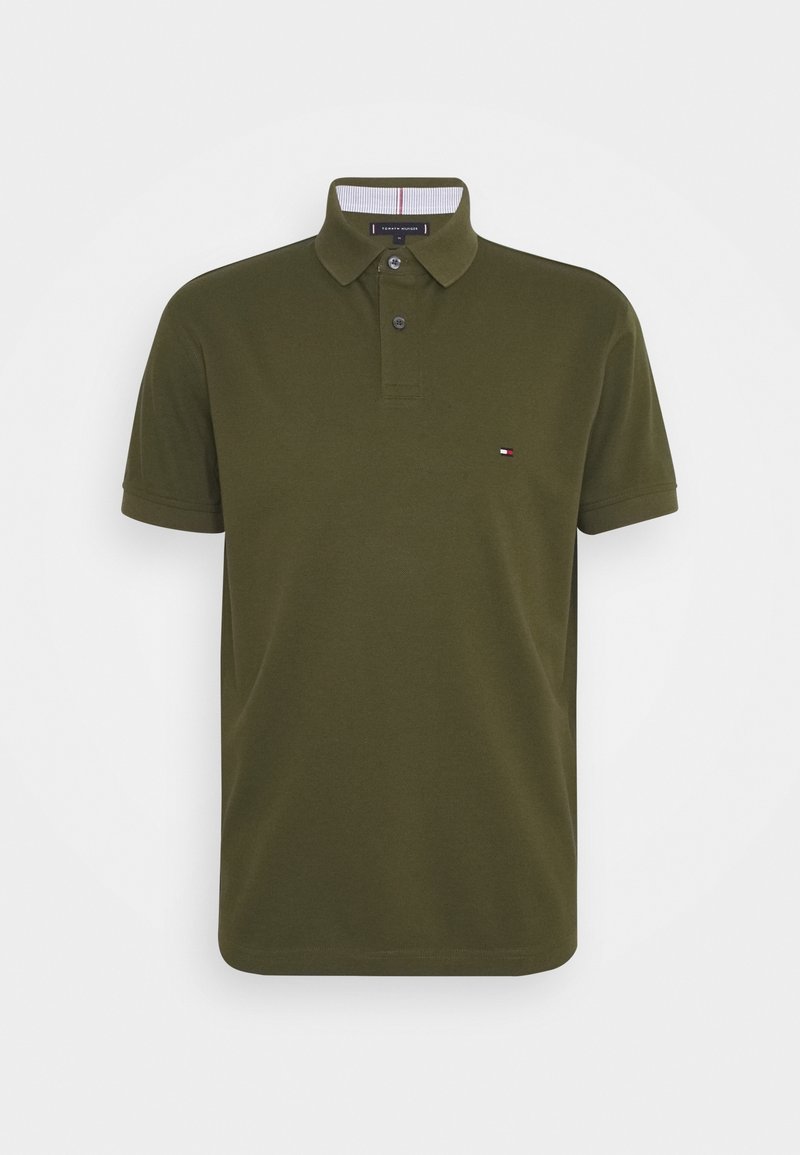 Polo vert olive en coton, équipé d'une patte de boutonnage à deux boutons, de manches courtes et d'un petit logo sur le côté gauche de la poitrine.