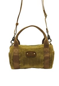 Sac à main en velours côtelé kaki avec fermeture éclair, poignées courtes et une sangle longue amovible. Présente un patch en cuir avec logo et des coutures robustes.