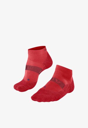 Coppia di calzini sportivi rossi a taglio basso con banda nera decorata e etichette blu "L" e "R" su sfondo bianco.