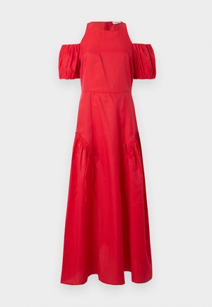 Robe longue rouge avec manches ballon à épaules dénudées, col montant et détails froncés avec cordon de serrage sur les panneaux avant de la jupe.