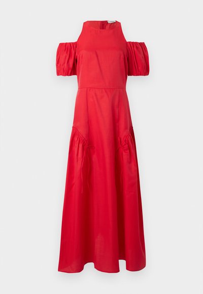 Κόκκινο μακρύ φόρεμα με φουσκωτά μανίκια τύπου "cold-shoulder", ψηλό λαιμόκοψη και ρίγες με κορδόνια που συγκεντρώνονται στα εμπρόσθια πάνελ της φούστας.