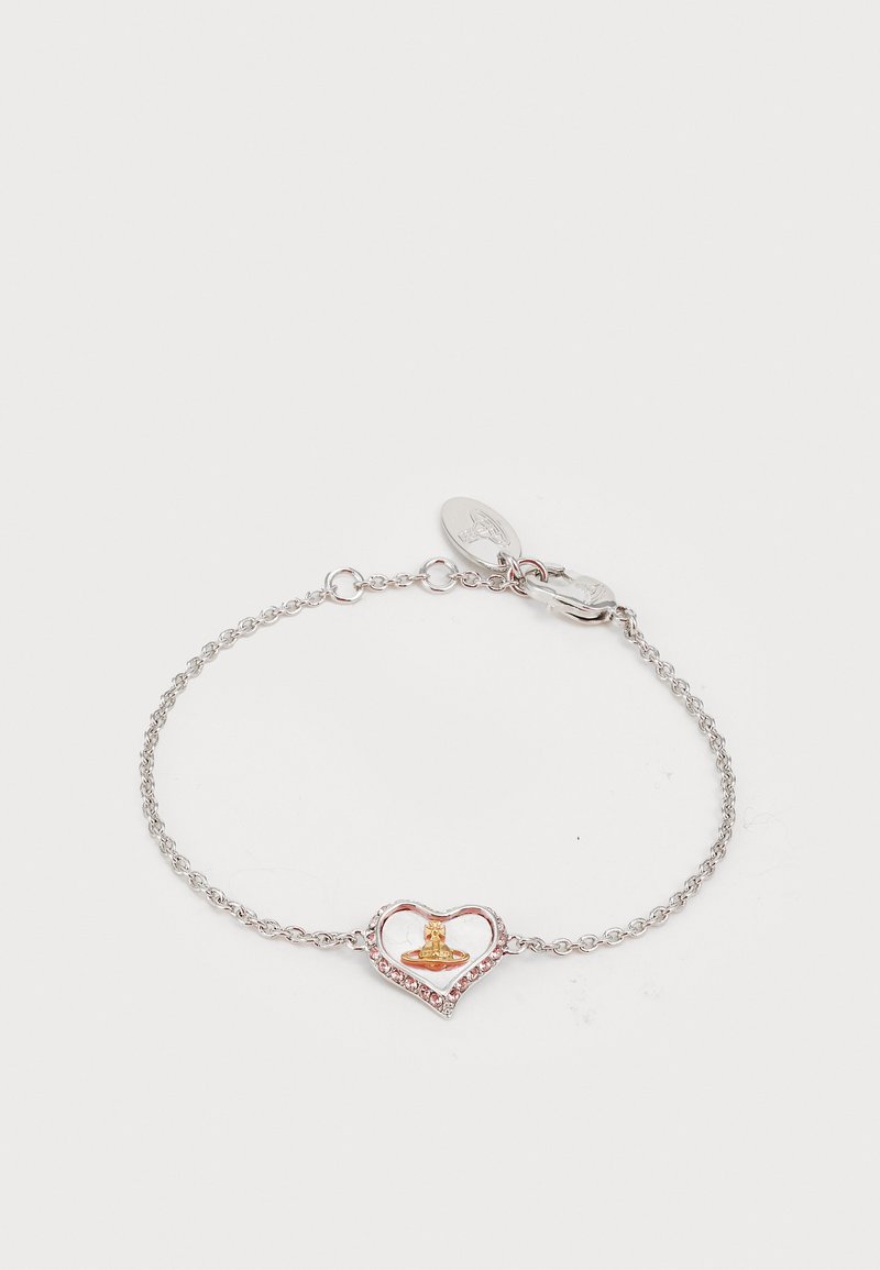Pulseira de corrente de prata com um pendente em forma de coração com um detalhe em ouro e pedras preciosas rosas ao redor da borda.