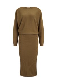 Ensemble en tricot marron composé de deux pièces, comprenant un haut ample à encolure large et une jupe midi ajustée à côtes.