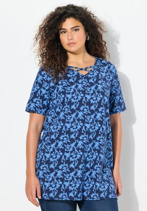 Top floral bleu marine à manches courtes, avec un col en V et des détails entrecroisés. Fabriqué en tissu doux avec une coupe décontractée.