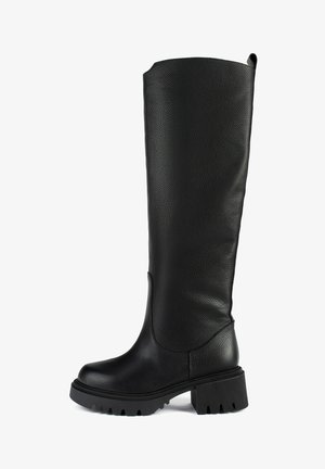 Crne čizme do koljena od teksturirane kože s debelim potpeticama i gumenim đonom. Imaju glatku završnu obradu i široko otvaranje na vrhu.