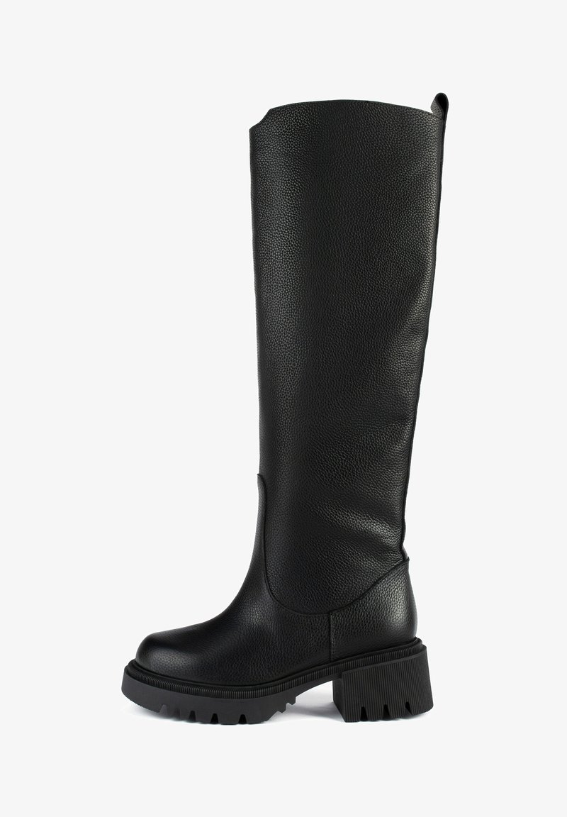 Fekete, térd fölé érő csizma, amely texturált bőrből készült, masszív sarkal és gumitalppal rendelkezik. Simított felülete és széles nyílása van a tetején.