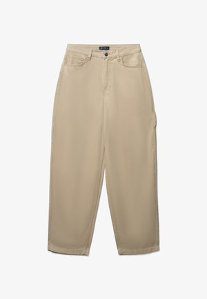 Pantaloni cargo beige con taglio dritto, dotati di tasche frontali e una tasca cargo laterale. Realizzati in tessuto morbido, offrono una vestibilità ampia.
