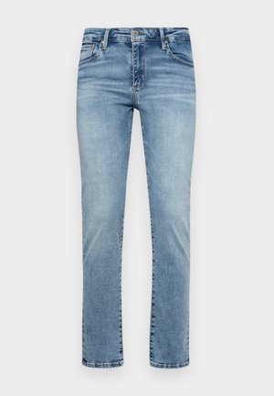 Calças de ganga azul claro com um design de perna reta, estilo padrão de cinco bolsos, desbotamento subtil e fecho de botão metálico.