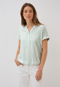 Kortærmet bluse i lys grøn med vertikale hvide striber, featuring en V-hals og en afslappet pasform. Glat stof og diskrete detaljer.