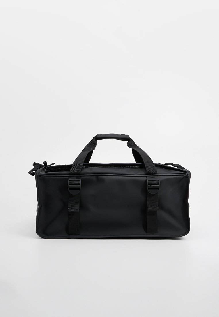 Borsa da viaggio rettangolare nera con chiusura a zip, due manici corti con impugnatura imbottita e doppie cinghie frontali regolabili.