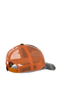 Gorra de béisbol de camuflaje con visera redondeada, parte trasera de malla naranja, correa ajustable con broche y un parche negro del logo cerca de la correa.