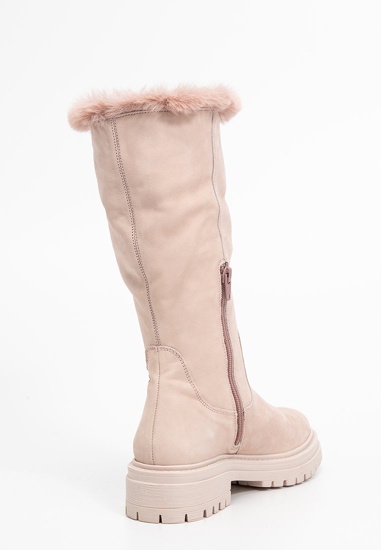 Wysokie beżowe botki zimowe z bocznym zamkiem, grubą podeszwą z bieżnikiem i różowym sztucznym futerkiem na górze.