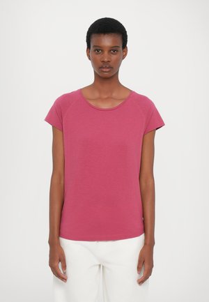 Kortärmad t-shirt med rund halsringning i hallonfärg, tillverkad av mjukt, texturerat tyg med en avslappnad passform och raglanärmar.