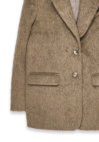 Abrigo de lana texturizada marrón con solapas en pico, dos botones y bolsillos laterales; presenta una superficie suave y está completamente forrado.