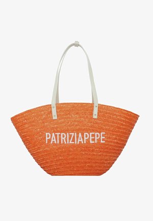 Oranje gevlochten strooktas met witte leren handvatten. Voorzien van de witte tekst "PATRIZIA PEPE" prominent op de voorkant weergegeven.