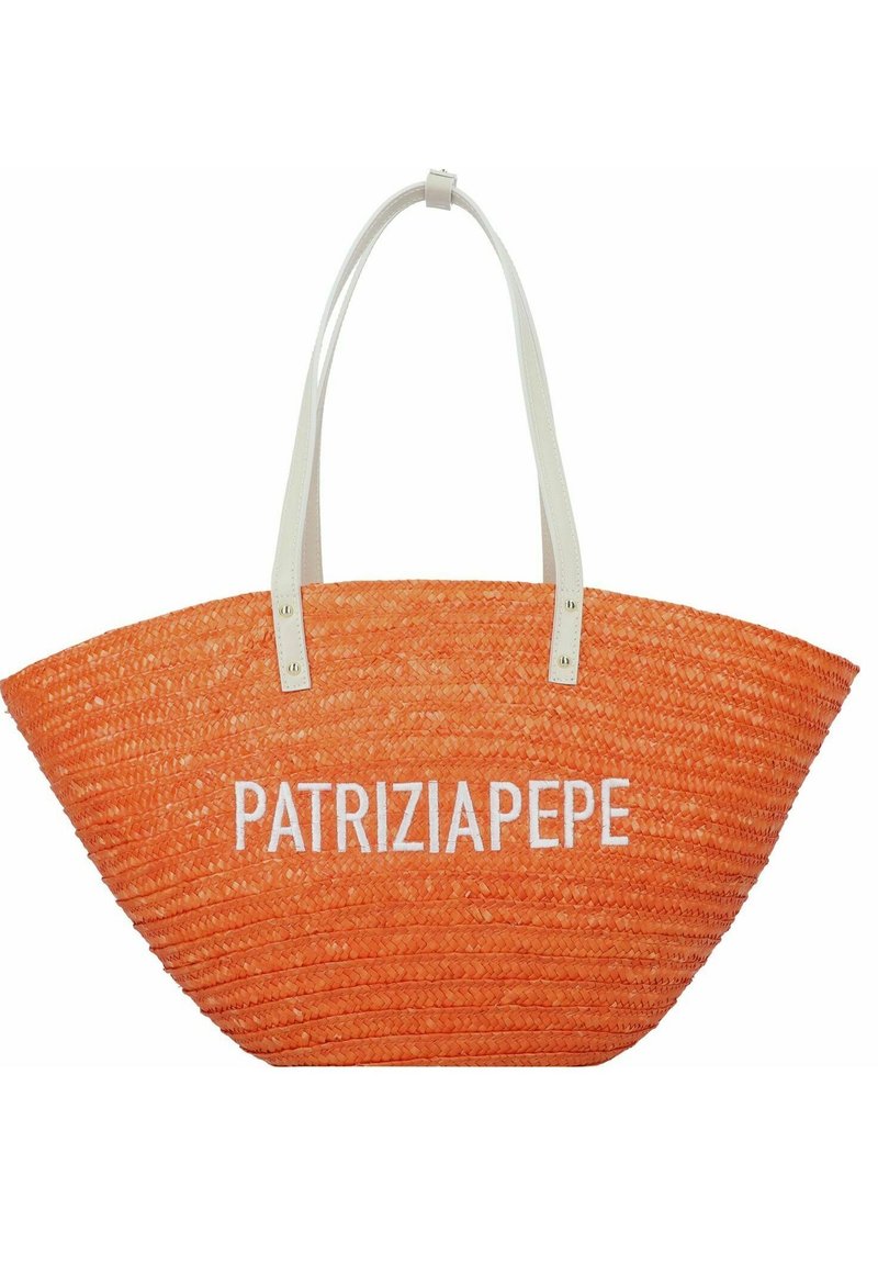 Bolso de paja tejido en color naranja con asas de cuero blancas. Presenta el texto blanco "PATRIZIA PEPE" destacado en la parte frontal.