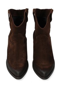 Brązowe zamszowe botki za kostkę z ostrymi noskami, wycięciami po bokach i matową czarną gumową podeszwą. Gładka tekstura z delikatnym połyskiem.