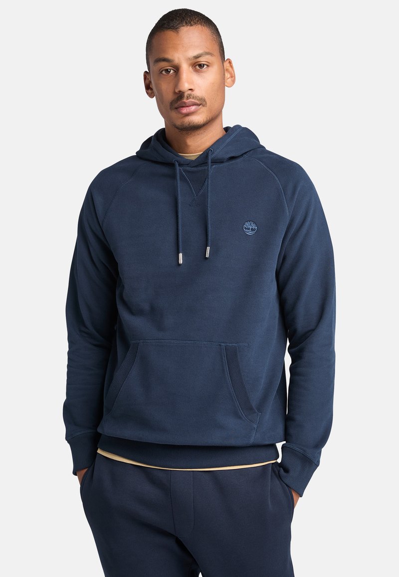 Donkerblauwe hoodie van zacht materiaal, met een zak aan de voorkant, geribbelde manchetten en een klein logo op de borst.