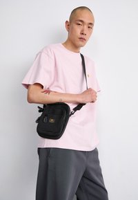LABEL MESSENGER BAG UNISEX - Skuldertasker - black