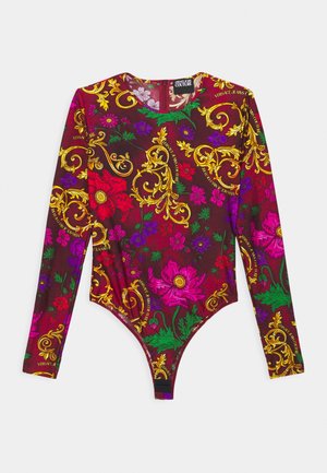 Body de manga larga con fondo burdeos, patrones vibrantes florales y barrocos dorados, con flores rosas, rojas, moradas y hojas verdes.