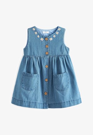 Abito in denim di un azzurro chiaro, con scollatura tonda, ricami floreali, sei bottoni in legno e due grandi tasche frontali.