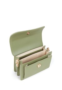 Grøn læderpung med en glat overflade, gyldent hardware og flere rum. Åbner med en knaplukning og har et minimalistisk design.