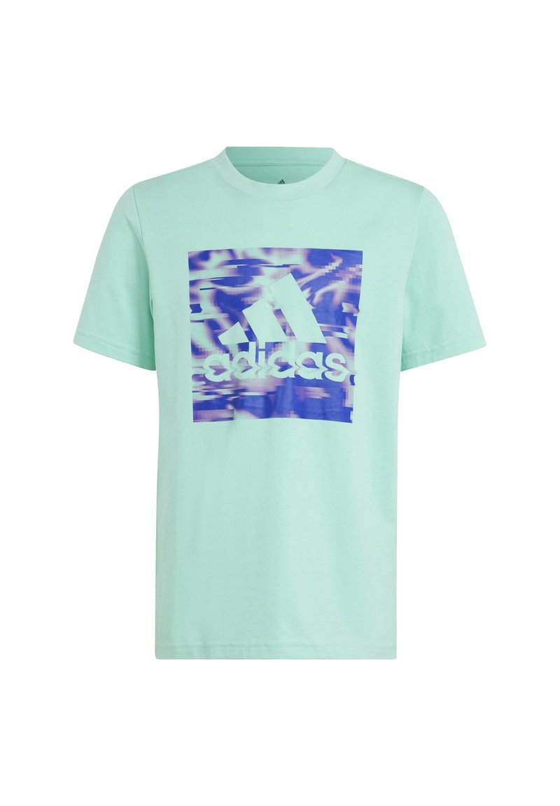 Mátově zelené bavlněné tričko s krátkým rukávem, na kterém se nachází čtvercové grafické logo Adidas v modré a fialové barvě s vlnitým vzorem za logem.
