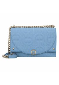 Borsa a tracolla in pelle trapuntata di colore azzurro chiaro con catena argentata, dotata di chiusura a patta curvata e motivo in rilievo con logo.