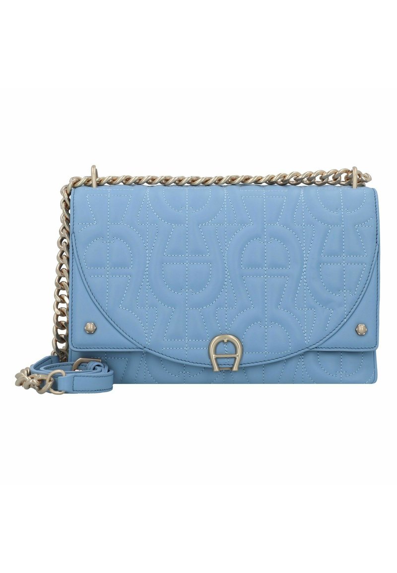Borsa a tracolla in pelle trapuntata di colore azzurro chiaro con catena argentata, dotata di chiusura a patta curvata e motivo in rilievo con logo.