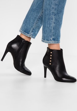 Bottines à talons hauts - black