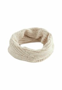 Beige strikket infinity tørklæde med tekstureret kabelmønster. Blødt, let materiale, cirkulær form uden lukninger, velegnet til lagdeling.