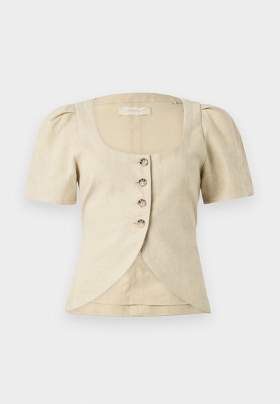 Beige linnebluse med korte pufferm, firkantet hals, og fem knapper nedover foran. Har et overlappende nederdelsdesign.