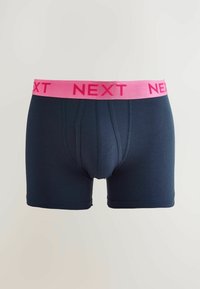 Tengerészkék boxeralsó rózsaszín rugalmas derékkal, amelyen a "NEXT" felirat látható. Simább, rugalmas anyagból készült.