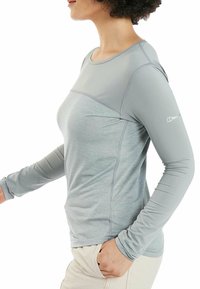 Lichtgrijs langemouwen sportshirt met een ronde hals, featuring contrasterende naden en een logo op de mouw. Glad, rekbaar materiaal.