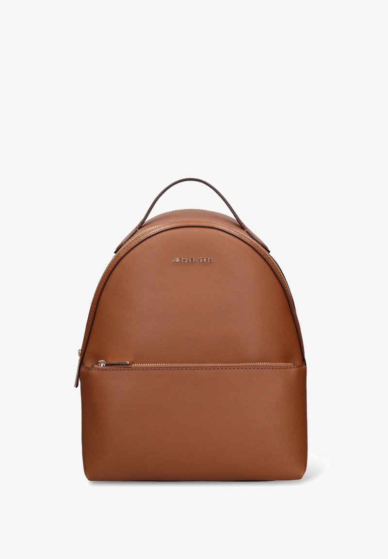 Sac à dos en cuir marron avec un dessus arrondi, doté d'une poche zippée à l'avant, de ferrures dorées et d'une poignée supérieure pour le transport.